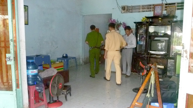 Công an khám nghiệm hiện trường vụ 'huyết chiến' khiến một người nhập viện.