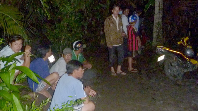 Nhiều người dân hiếu kỳ tập trung theo dõi tại hiện trường.