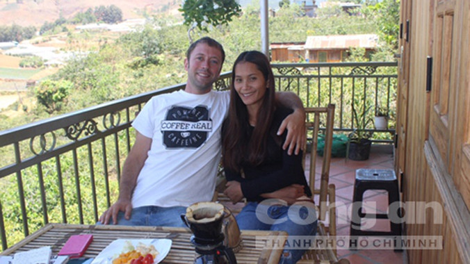 Vợ chồng Joshua và Rolan hạnh phúc trong căn nhà gỗ giữa đồi cà phê Arabica.