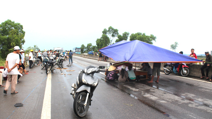 Người nhà đặt thi thể nạn nhân giữa đường hơn 6 tiếng đồng hồ để yêu cầu cơ quan chức năng lập biên bản xác nhận lỗi thuộc về xe tải.