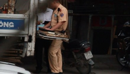 Hình ảnh phiên trực 10/5 nhóm CSGT tại khu vực đê Nguyễn Khoái (Hà Nội).