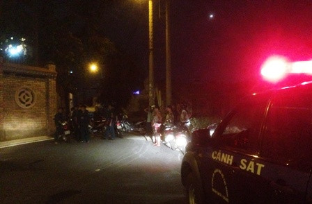 Hiện trường vụ nghi án tự thiêu đang được công an quận Thủ Đức phong tỏa để khám nghiệm điều tra.