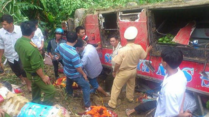 Chiếc xe lật ngửa dưới chân đèo. Ảnh: Vnexpress.