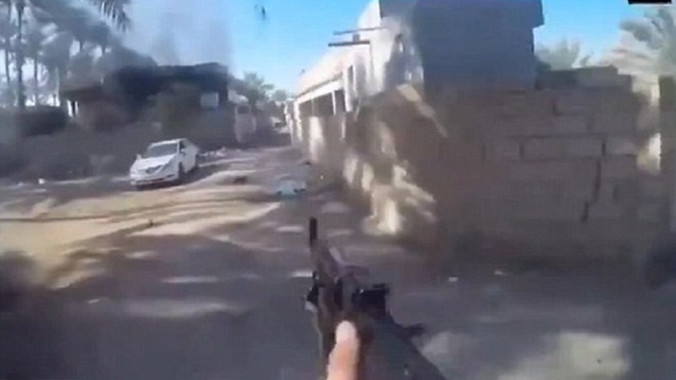 Một trận chiến khốc liệt giữa chiến binh IS và quân đội Iraq diễn ra ở khu vực ngoại ô thành phố Ramadi hồi tháng 5. Một chiến binh IS gắn camera lên cơ thể trong lúc chiến đấu.