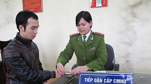 Làm thủ tục cấp chứng minh thư cho công dân. Ảnh minh họa