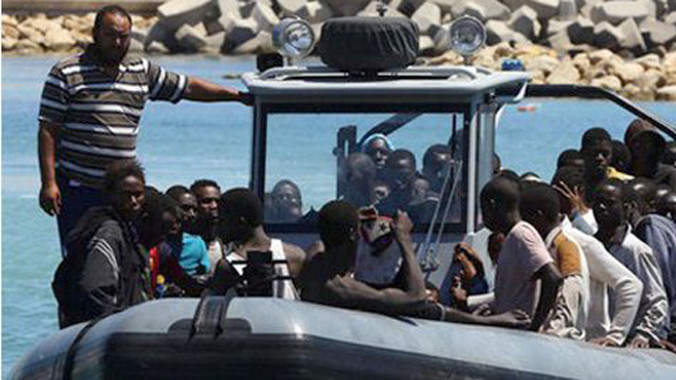 Dân di cư châu Phi được lực lượng bảo vệ bờ biển tìm thấy (Ảnh: AFP)
