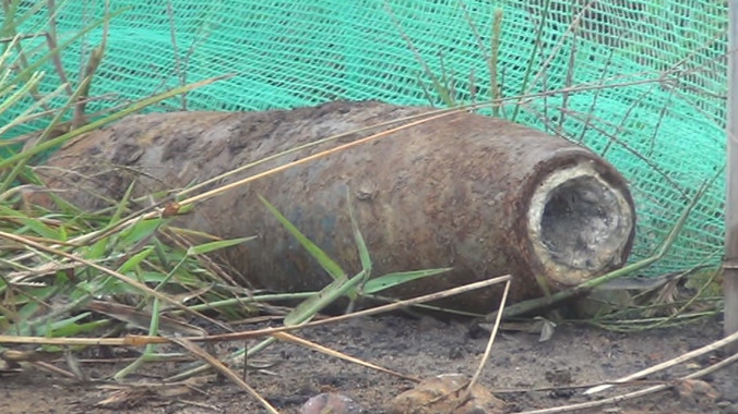 Quả bom người dân phát hiện vẫn nằm trên lề đường