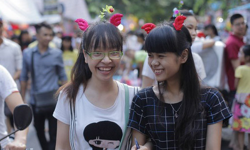 Giới trẻ Hà thành 'trồng rau' trên đầu đi chơi trung thu