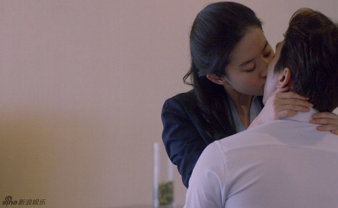 Phim Tình yêu thứ ba do Lưu Diệc Phi - Song Seung Hun đóng chính ra mắt ở Trung Quốc từ 25/9. Đoàn phim mới đây công bố video cảnh nồng nàn của hai diễn viên trong tác phẩm.