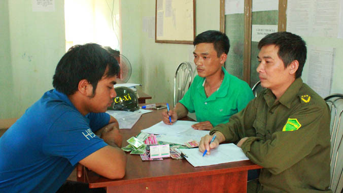 Y Nam mang vật chứng trình báo công an xã ĐLiêYang.