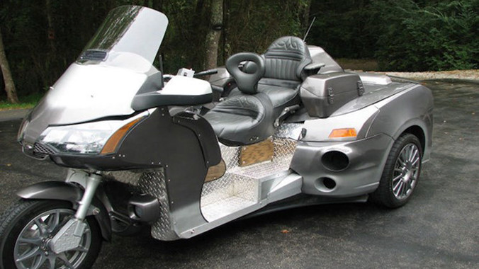 Hiện tại, chiếc siêu môtô 3 bánh kỳ lạ này đang được chủ nhân của nó rao bán trên trang đấu giá eBay.