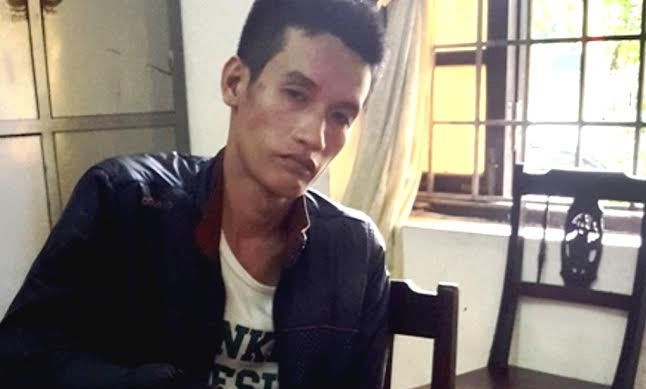 Đối tượng nghiện, tàng trữ ma túy đá Ngô Thế Khánh tại cơ quan công an. 