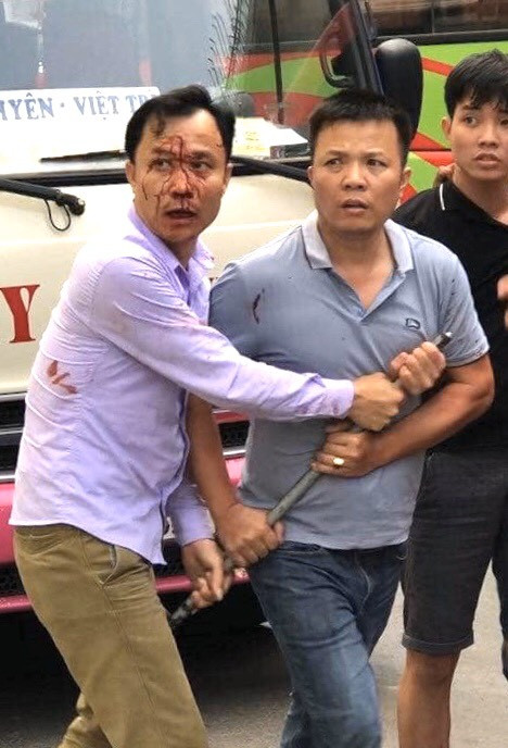 Tài xế xe khách đánh nhau như côn đồ giữa trung tâm Hà Nội