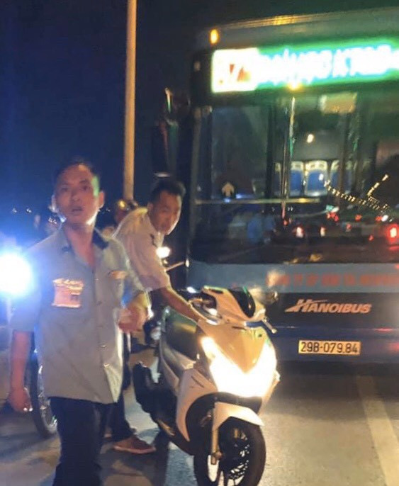 Hiện trường vụ lái, phụ xe buýt đánh người đi đường tối 20/10