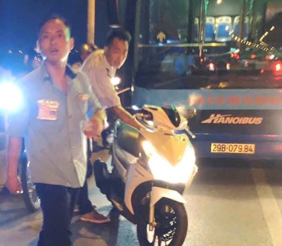 Xe buýt tuyến 47B chạy vào đường xe máy, bánh đè vạch liền, lái-phụ xe xế tấn công hành khách tối 20/10.