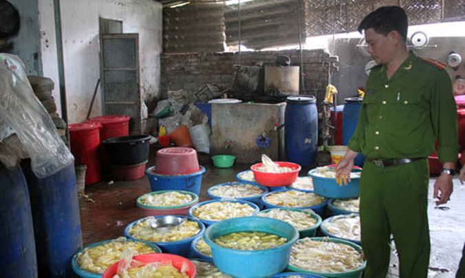 Lực lượng chức năng kiểm tra và phát hiện cơ sở nhuộm măng nghi dùng chất cấm. Ảnh báo Nghệ An.