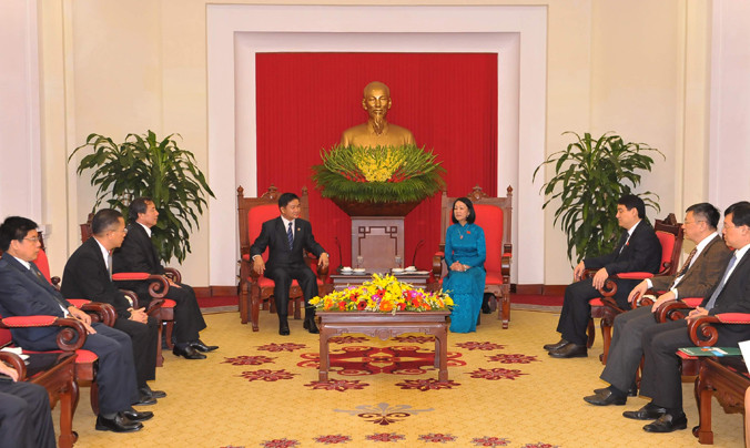 Ủy viên Bộ Chính trị, Bí thư T.Ư Đảng, Trưởng Ban Dân vận Trung ương Trương Thị Mai tiếp Đoàn đại biểu cấp cao T.Ư Đoàn Thanh niên DCCM Lào. Ảnh: Duy Linh.