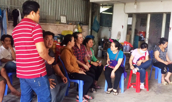 Người nhà nạn nhân tập trung tại bệnh viện sau khi nhận tin sản phụ tử vong.