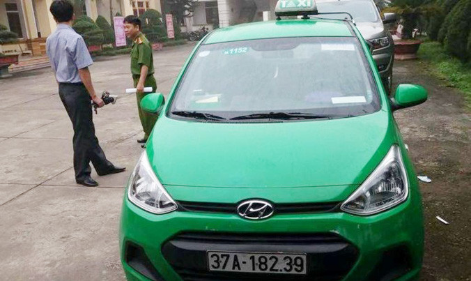 Xe taxi bị 3 nghi phạm cướp.