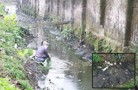 Người dân "vô tư" rửa rau ở dòng nước "kinh dị".Ảnh: Infonet 