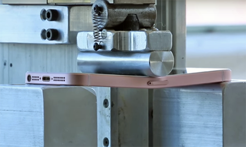 Kiểm tra khả năng chịu bẻ cong trên iPhone SE.