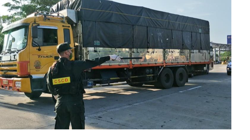 Nhiều xe tải, xe khách phải quay đầu trên cao tốc Pháp Vân - Cầu Giẽ. Ảnh: Thanh Hà