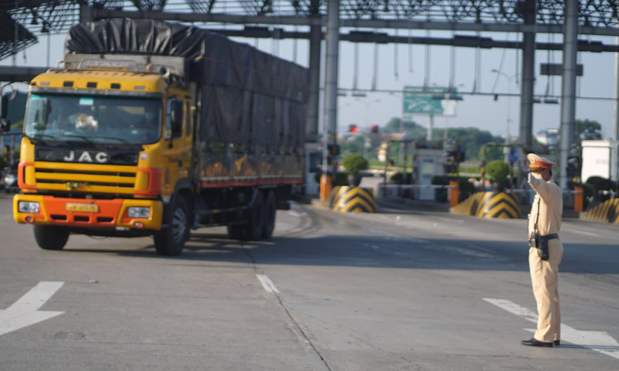 Cán bộ CSGT tại chốt Pháp Vân - Cầu Giẽ kiểm tra phương tiện. Ảnh: Thanh Hà