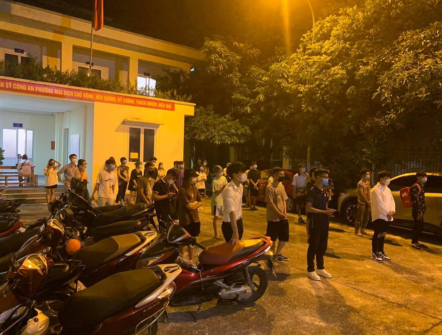 Nhóm thanh niên tụ tập trên cầu vượt đi bộ. Ảnh Công an TP Hà Nội