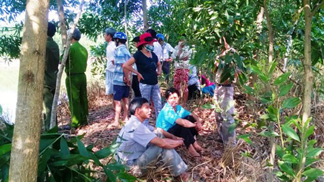 Nhiều người dân hiếu kỳ xem công an khám nghiệm hiện trường