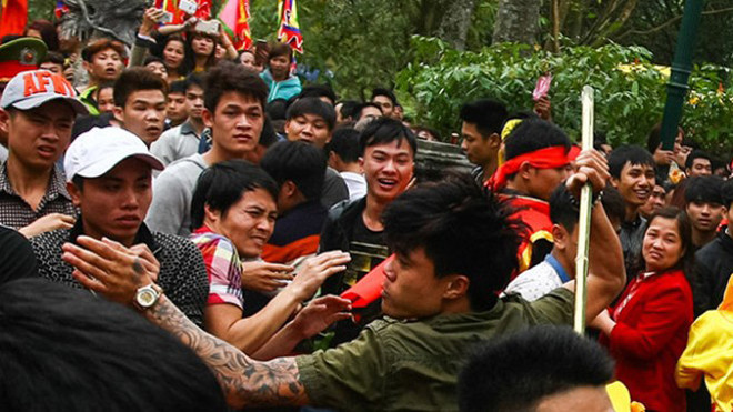 Thanh niên ẩu đả trong lễ hội đền Gióng, Sóc Sơn, Hà Nội. Ảnh: Chí Toàn.