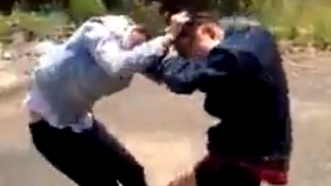 Hai thiếu nữ lao vào vật nhau giữa đường. Ảnh cắt từ clip