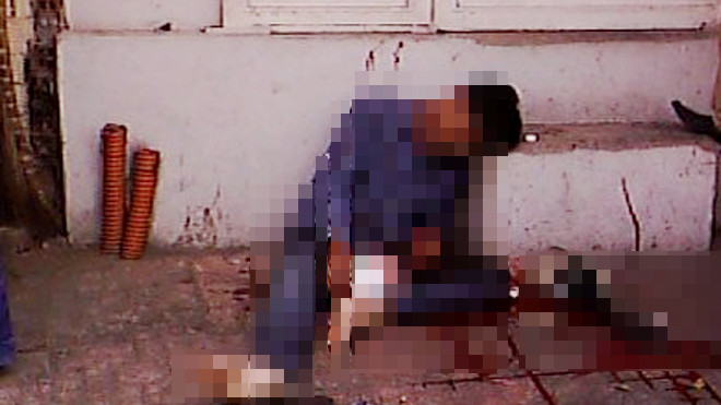 Người thanh niên nằm ngục trên vũng máu