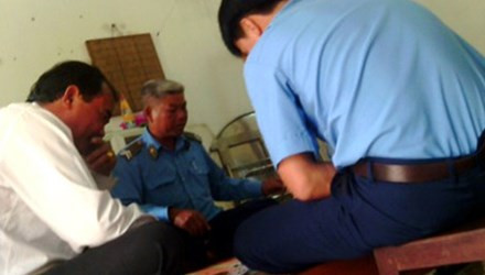 Hình ảnh cắt từ clip được cho là các vị cán bộ đánh bài ăn tiền vào ngày 30 Tết vừa qua