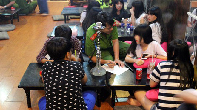 Cơ quan công an tiến hành kiểm tra quán cà phê bán shisha cho học sinh. Ảnh: Người Lao Động