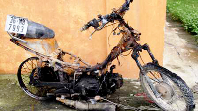 Chiếc xe máy bị đốt cháy