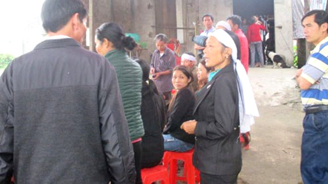 Gia đình tổ chức mai táng cho anh Tình. Ảnh: Nguyên Dũng