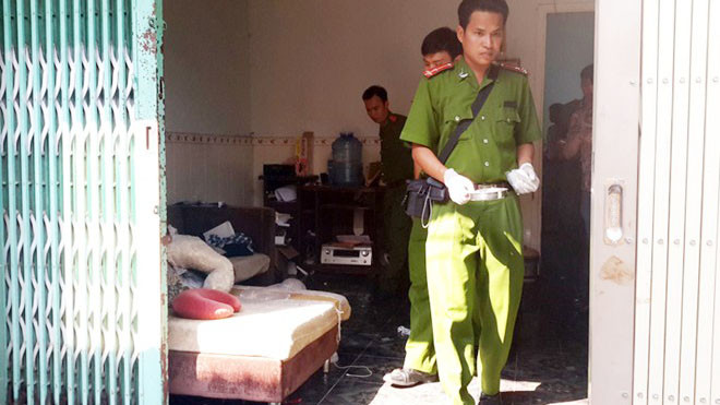 Cảnh sát khám nghiệm hiện trường nơi Hiếu với Tùng xảy ra xô xát. Ảnh: CTV