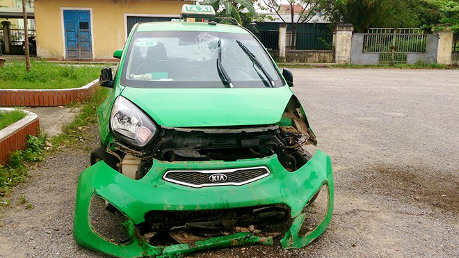 Taxi bị hư hỏng nặng