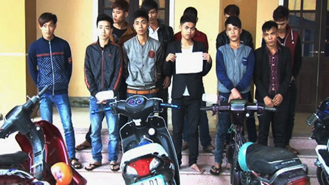 Nhóm 11 thanh niên mang tuýp sắt, gạch đá đuổi đánh người, đập phá xe máy bị triệu tập tới cơ quan công an