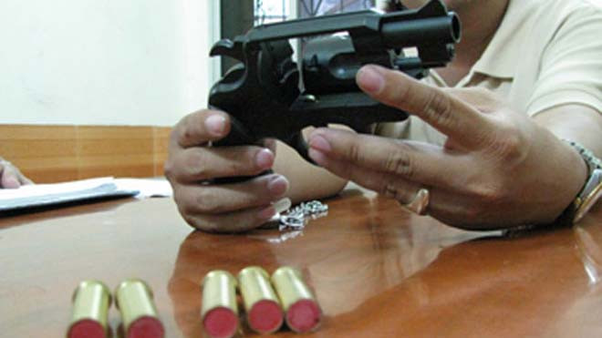 Kỷ luật 3 viên chức đi nhậu giật súng công an