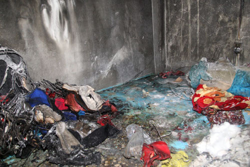 Nhiều đồ đạc trên gác cháy nham nhở. Ảnh: An Nhơn (VnExpress)