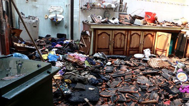 Mái ngói của ngôi nhà bị cháy đổ sập