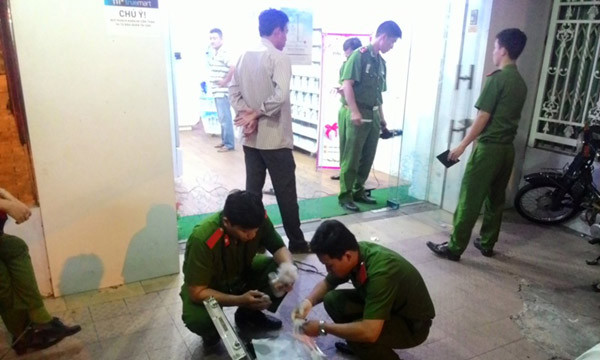 Lực lượng chức năng khám nghiệm hiện trường.