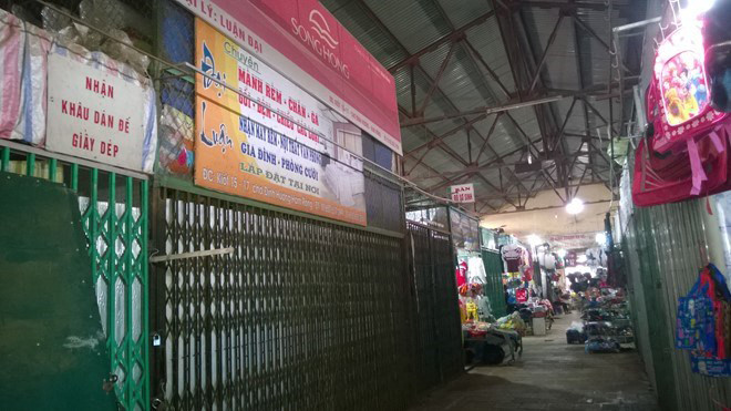 Kiốt của bà Luận đang bị BQL chợ Đình Hương đóng cửa chờ cơ quan chức năng xử lý