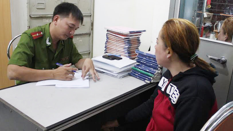 Công an đang làm việc với chủ quán cà phê không tên 