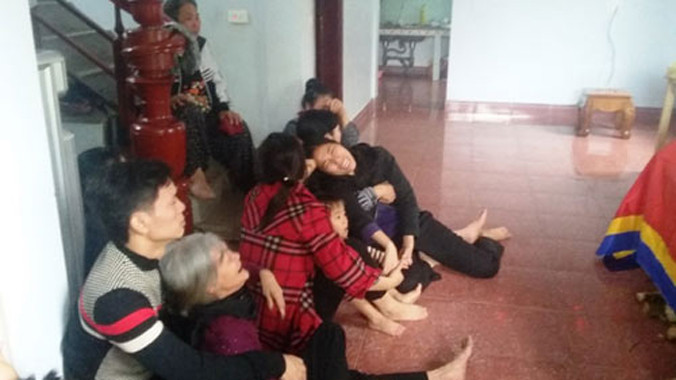 Vợ anh chị Kiều, mẹ già, con thơ khóc van bên người chồng quá cố tội nghiệp.