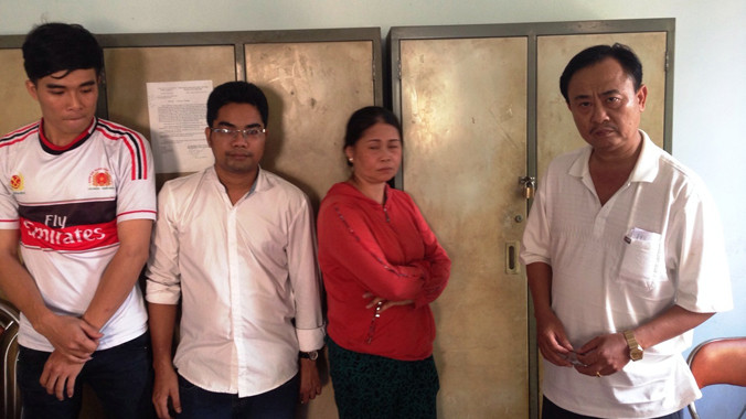 Vợ chồng chủ quán karaoke “ôm” Ngọc Kiều và nhân viên. Ảnh CA cung cấp.