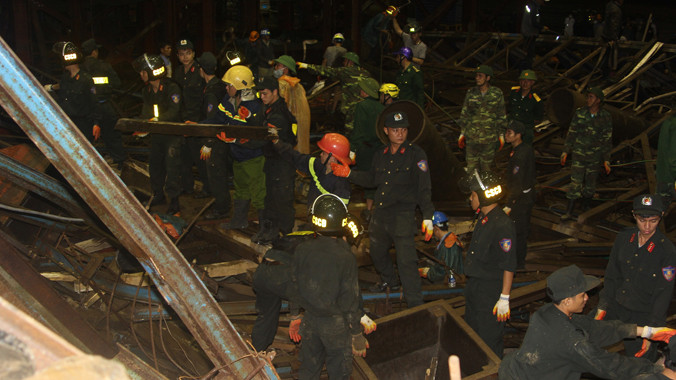 [ẢNH] Trắng đêm cứu hộ nạn nhân vụ sập giàn giáo ở Formosa