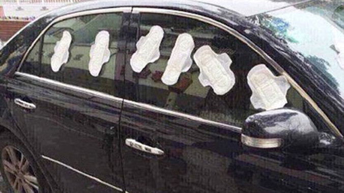 Chiếc xe dính đầy băng vệ sinh.