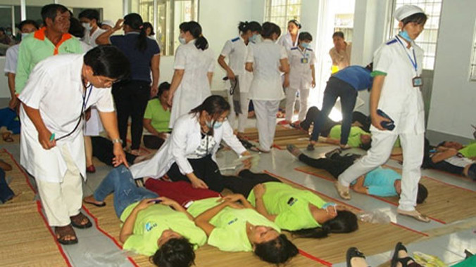 Các công nhân nhập viện cấp cứu vì ngộ độc thực phẩm vào chiều 26/3.